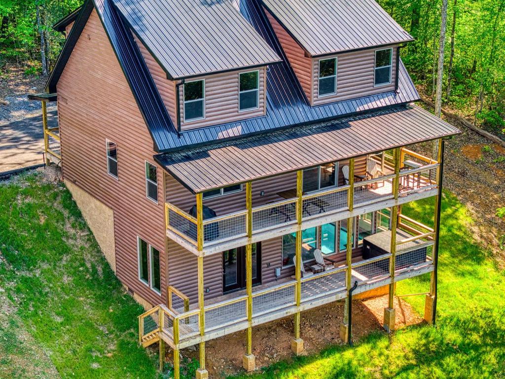 Adventure Splash - Smoky Mountain Retreats Cabins with Private Indoor Pool, Hot Tubs & Fun!