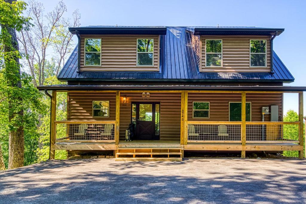 Adventure Splash - Smoky Mountain Retreats Cabins with Private Indoor Pool, Hot Tubs & Fun!