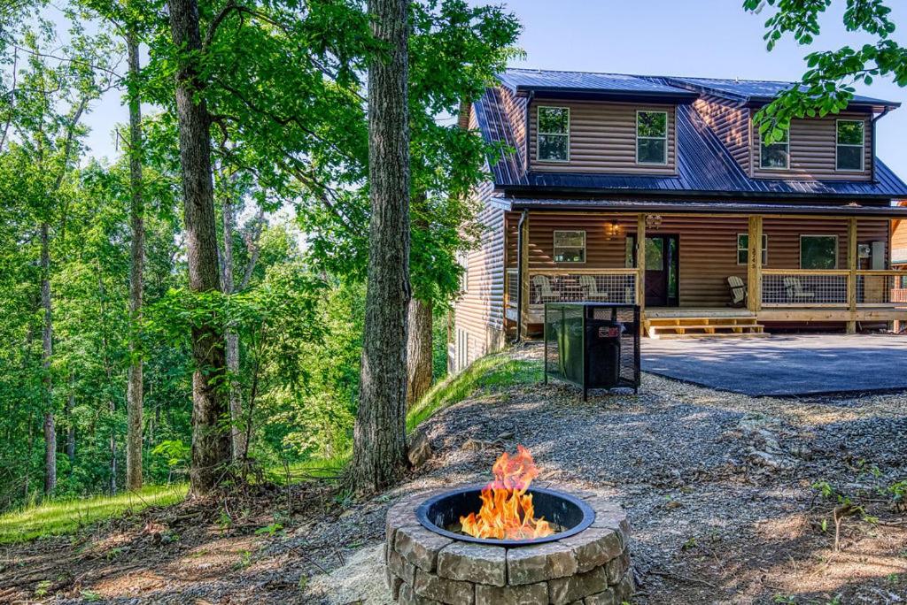 Adventure Splash - Smoky Mountain Retreats Cabins with Private Indoor Pool, Hot Tubs & Fun!