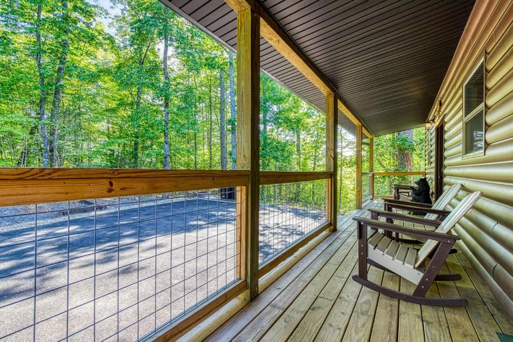 Adventure Splash - Smoky Mountain Retreats Cabins with Private Indoor Pool, Hot Tubs & Fun!