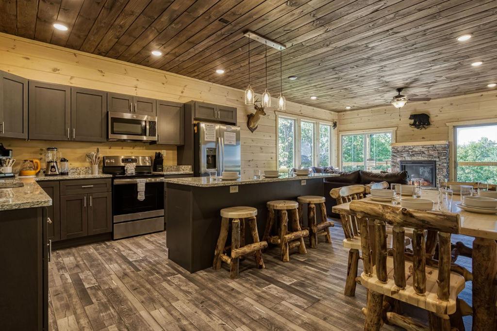 Adventure Splash - Smoky Mountain Retreats Cabins with Private Indoor Pool, Hot Tubs & Fun!