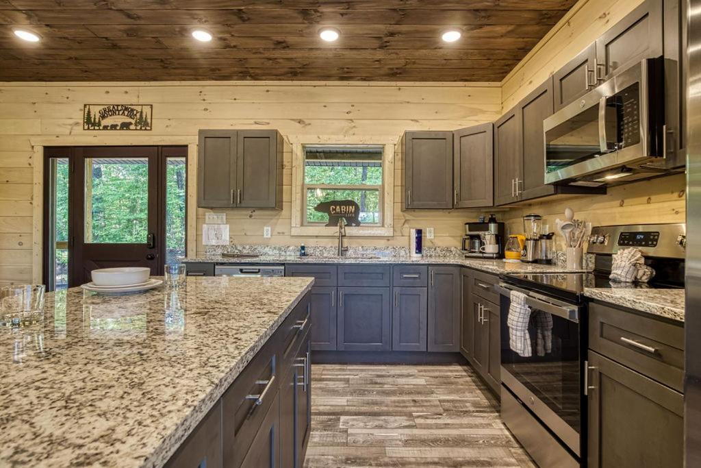 Adventure Splash - Smoky Mountain Retreats Cabins with Private Indoor Pool, Hot Tubs & Fun!