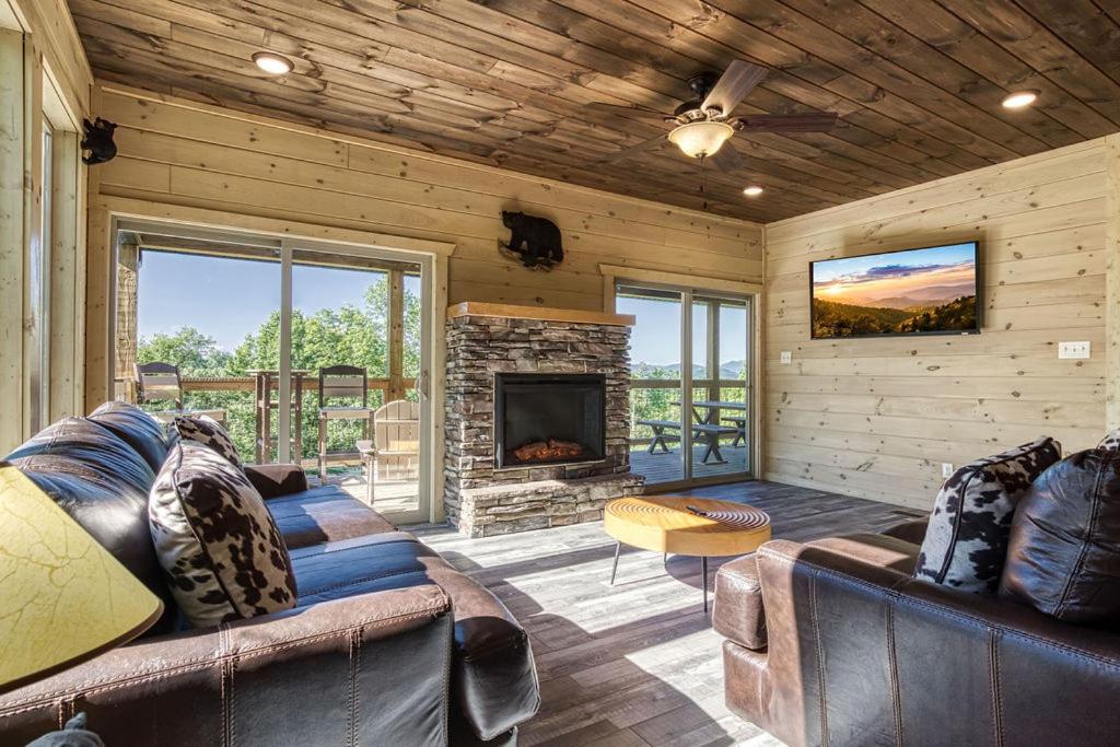 Adventure Splash - Smoky Mountain Retreats Cabins with Private Indoor Pool, Hot Tubs & Fun!