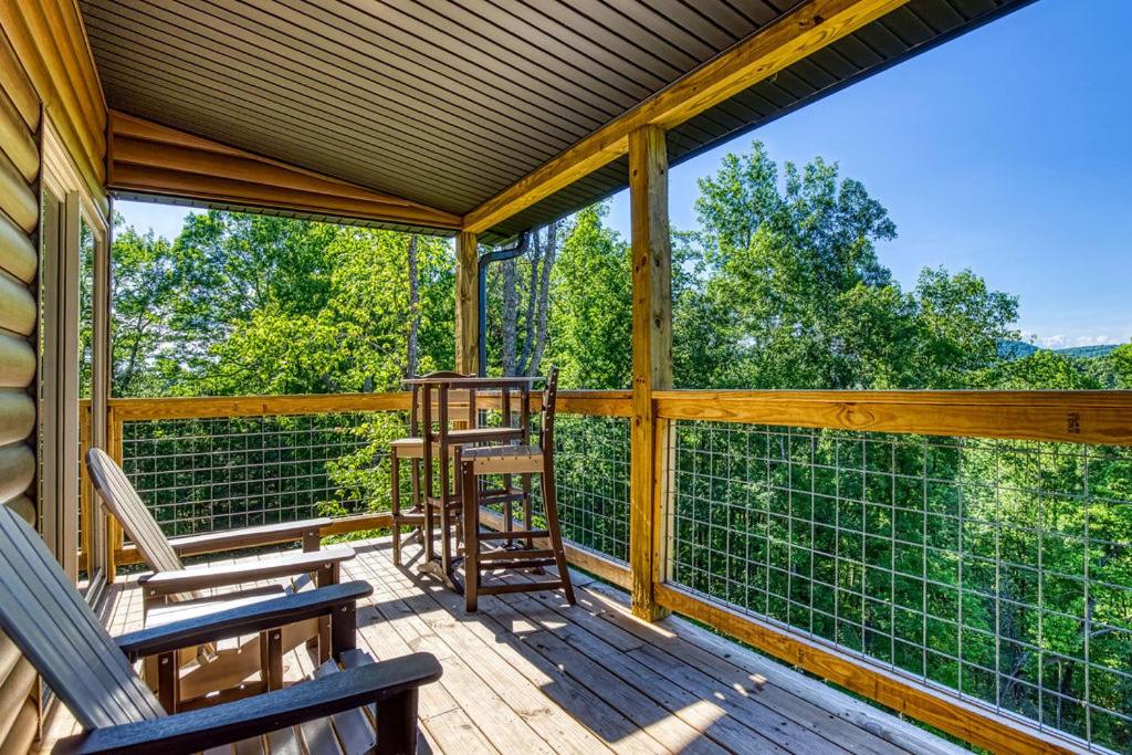 Adventure Splash - Smoky Mountain Retreats Cabins with Private Indoor Pool, Hot Tubs & Fun!