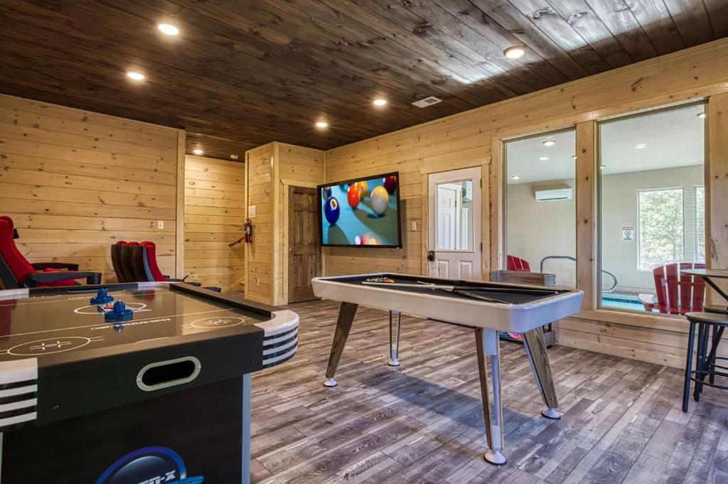 Adventure Splash - Smoky Mountain Retreats Cabins with Private Indoor Pool, Hot Tubs & Fun!
