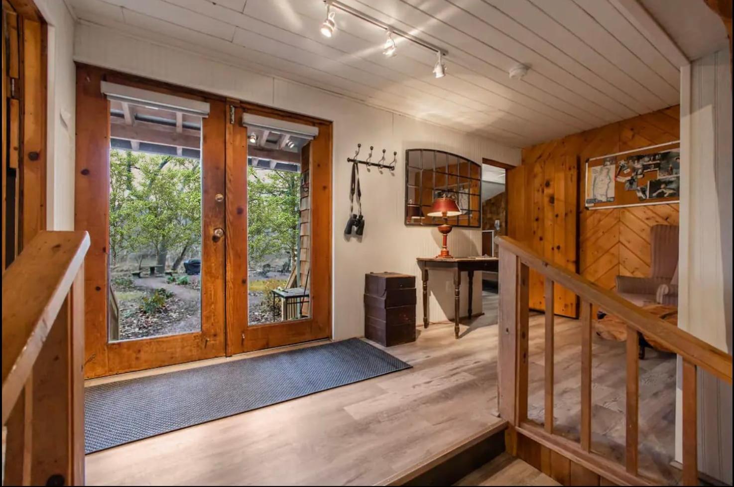 Log cabin w riverfront & hot tub view 4