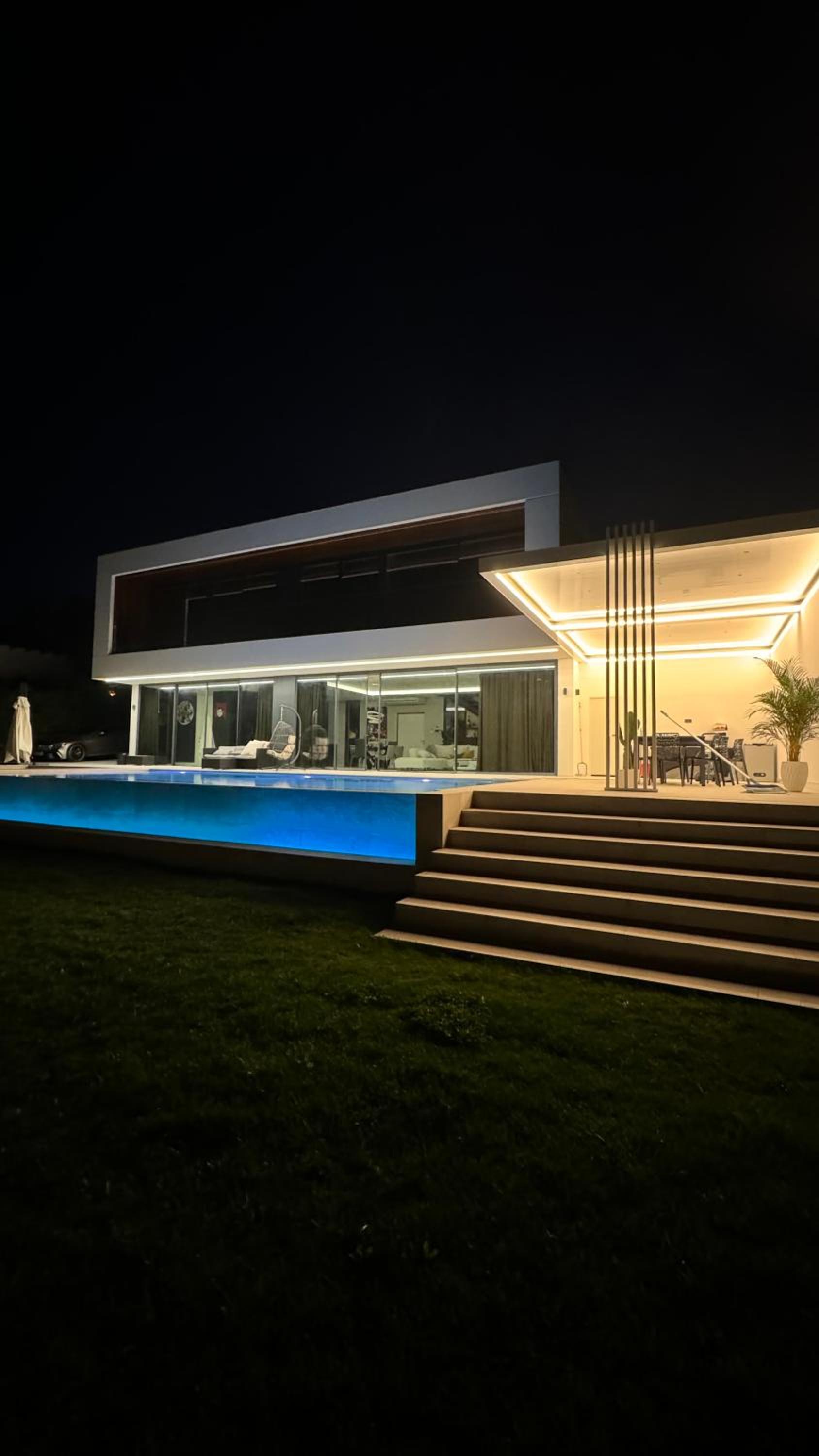 Villa exclusiva con piscina infinity y jacuzzi!