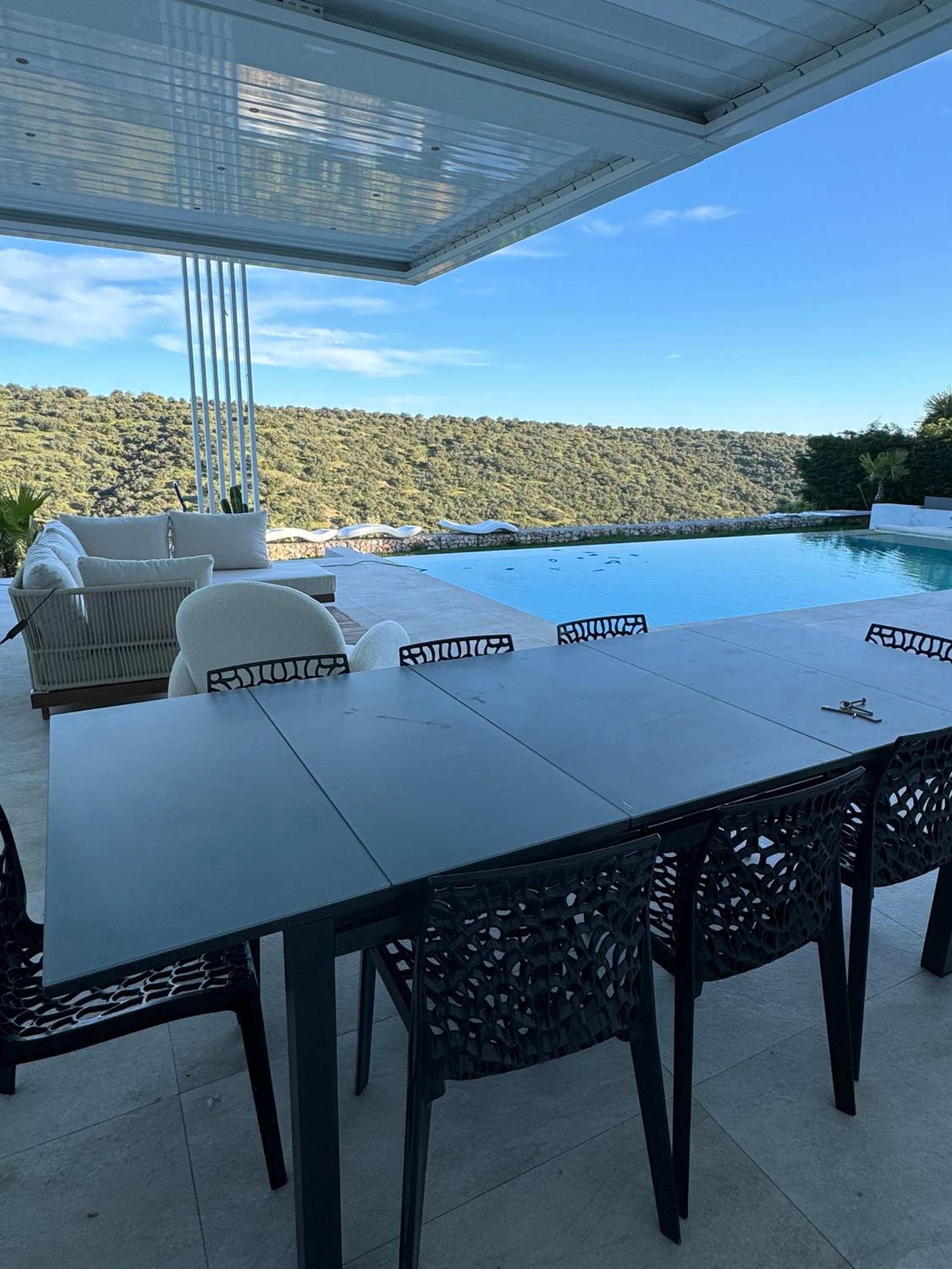 Villa exclusiva con piscina infinity y jacuzzi!