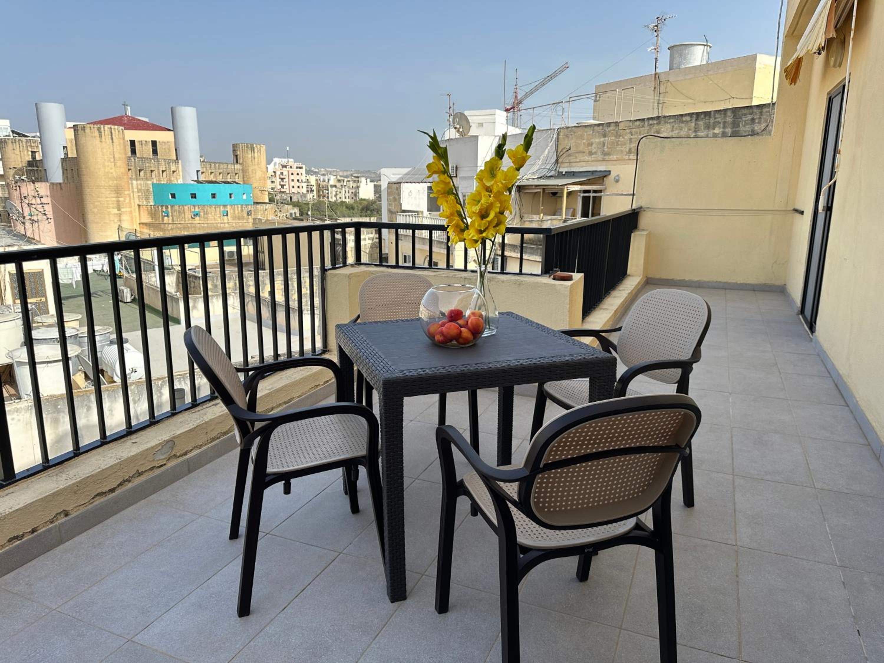 Spacious airy penthouse near Bugibba square photo 4