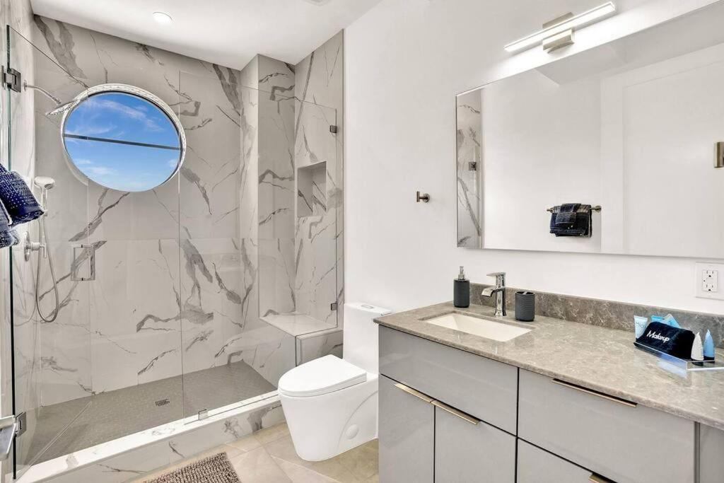 New Chic 3BR in Ft Lauderdale by Airport, Port & Beach view 4