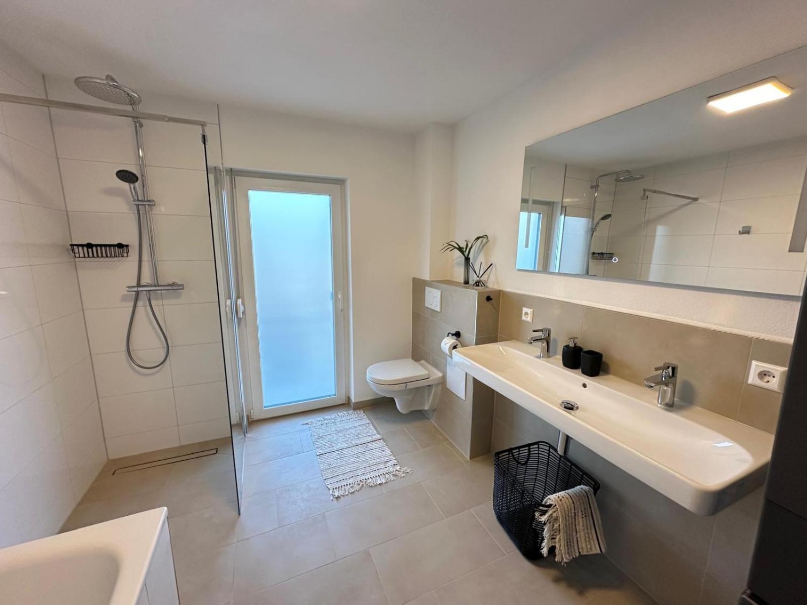 Modernes 2-Schlafzimmer Business EG Wohnung in Ehningen, IBM, Mercedes-Benz Sindelfingen, S-Bahn und A81 mit Parkplatz