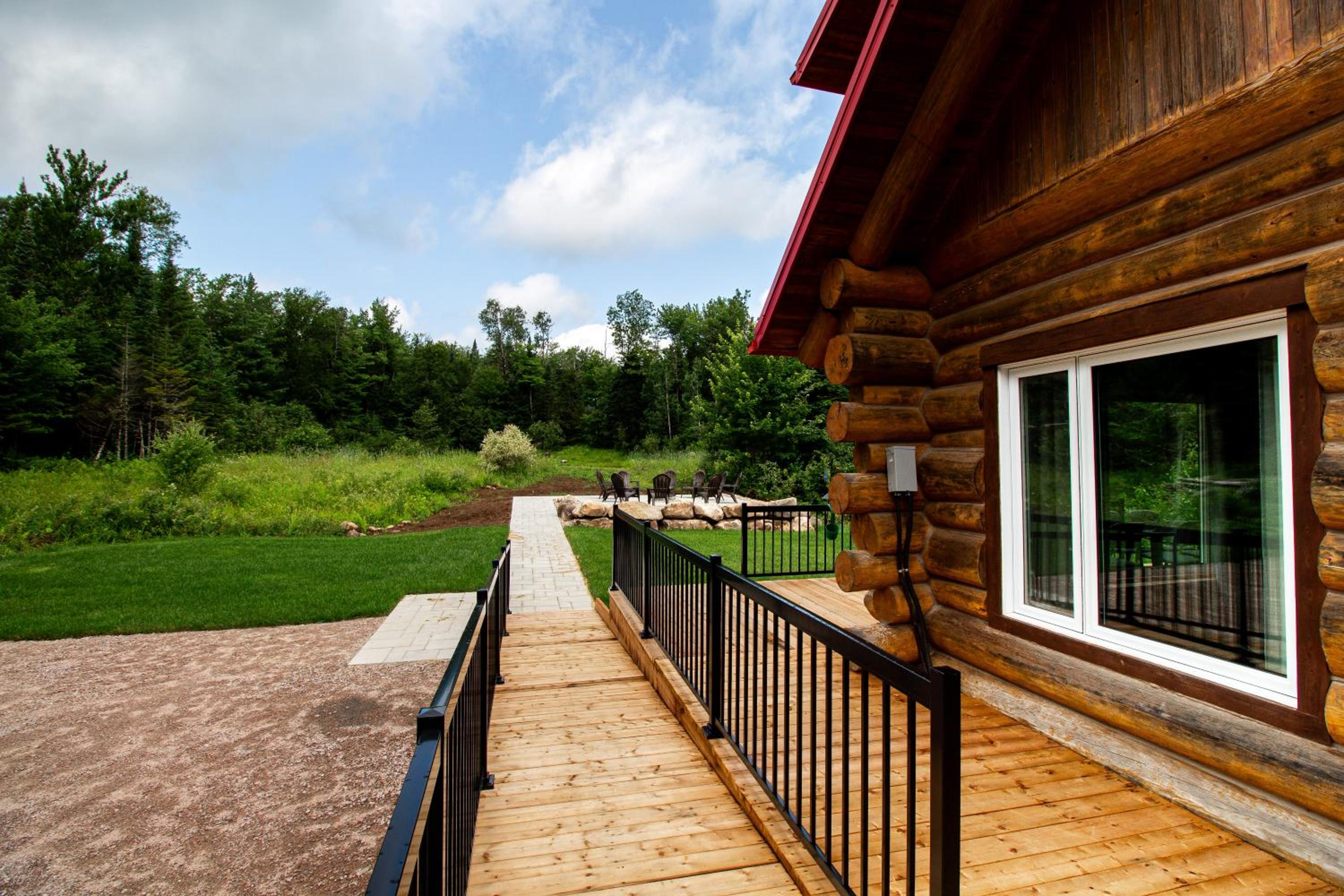 Les Chalets Tourisma - Chalet en bois rond avec spa et lac privé - Le Caribou