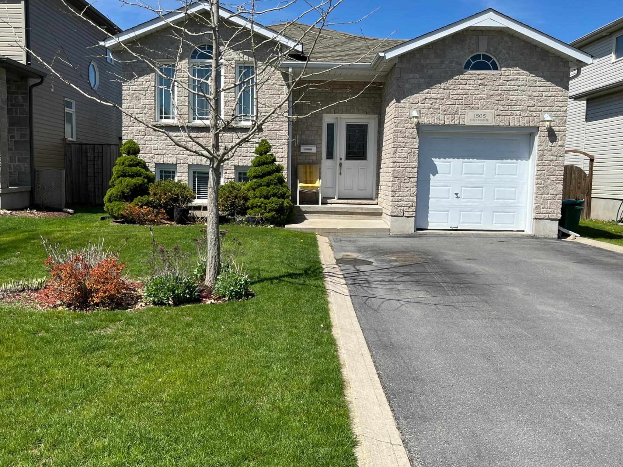 Spacious and Charming Bungalow Retreat (Close to Many Amenities)