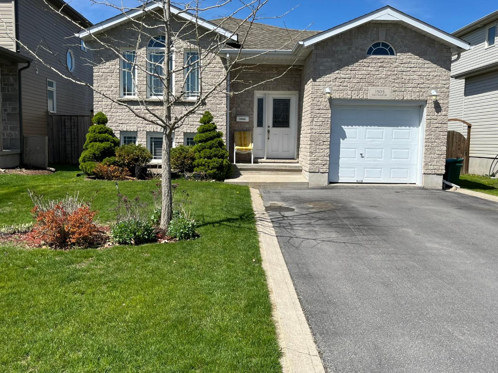 Spacious and Charming Bungalow Retreat (Close to Many Amenities)