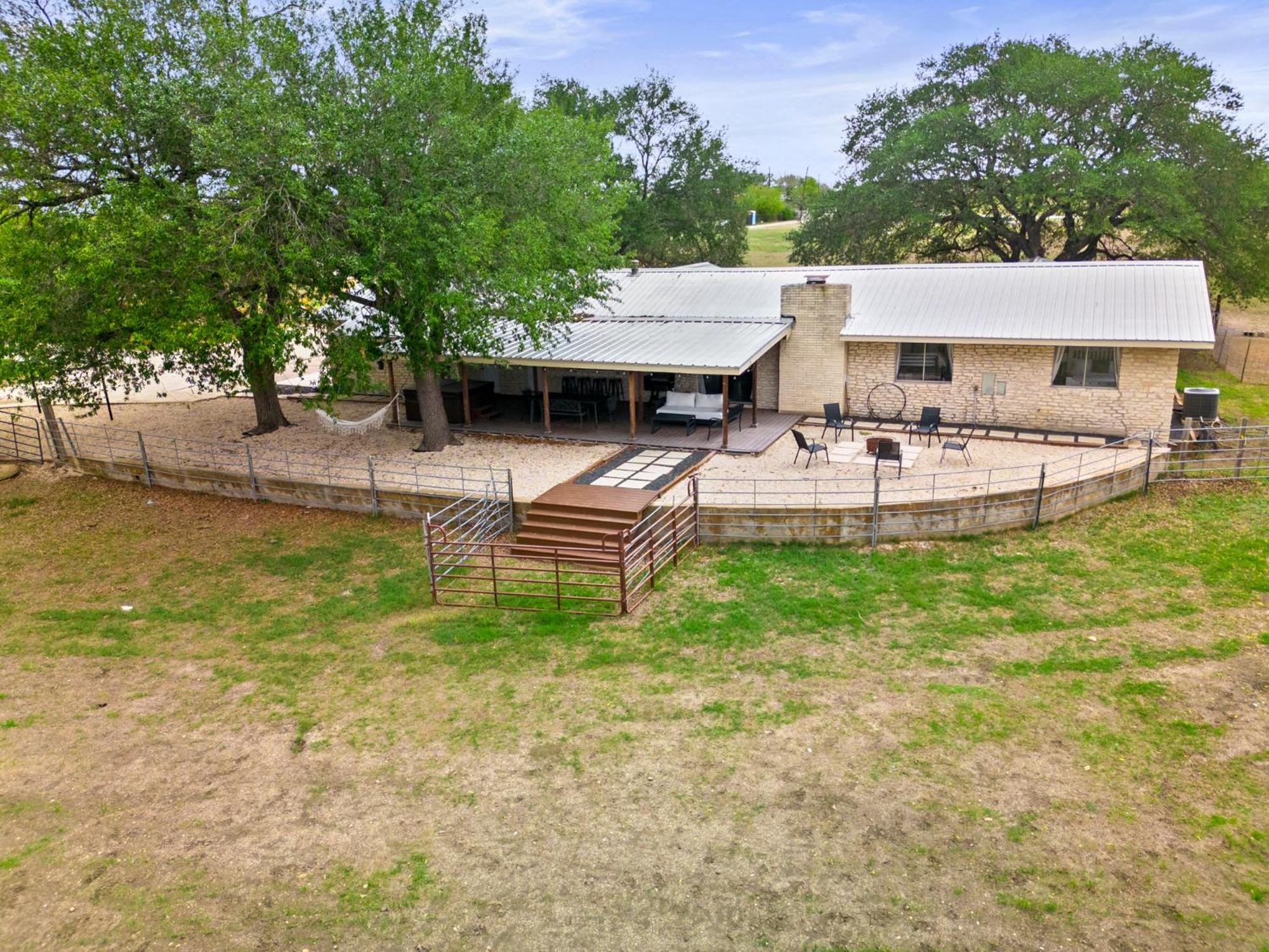 Hotel Farm Retreat with Jacuzzi, Fire Pit, Mini Goats, Mini Ponies and Mini Cows - Image 1