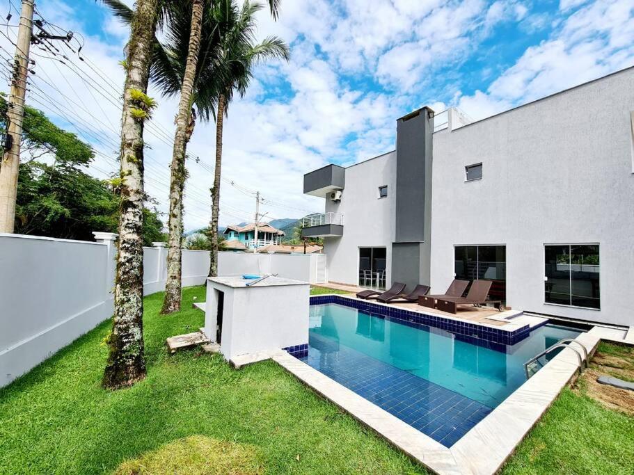 Casa com Piscina - Cond Fechado em Caraguatatuba - Praia da Mococa