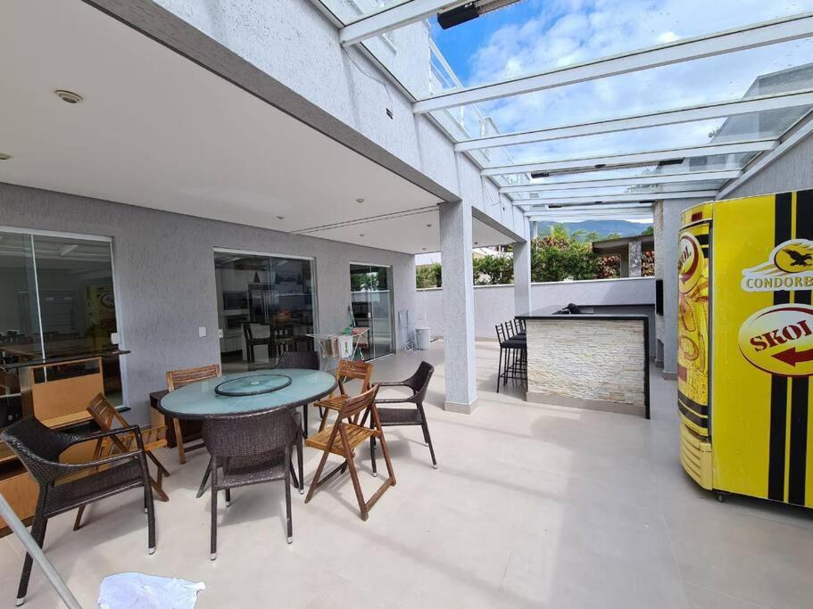 Casa com Piscina - Cond Fechado em Caraguatatuba - Praia da Mococa
