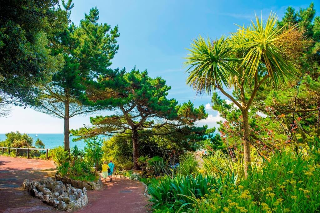 SEAWARD ESCAPE by BOURNECOAST - A Ground Floor Apartment Close to the Sandy Beaches with a Patio - FM660 view 3