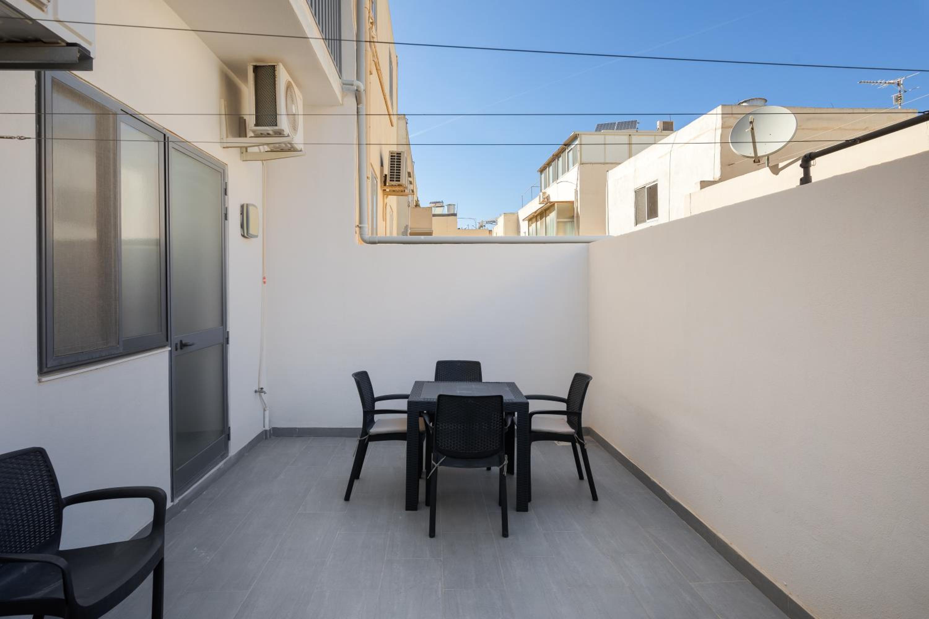 Modern 2BR Stylish Apartment with Large Backyard - Fully-Equipped Accomodation