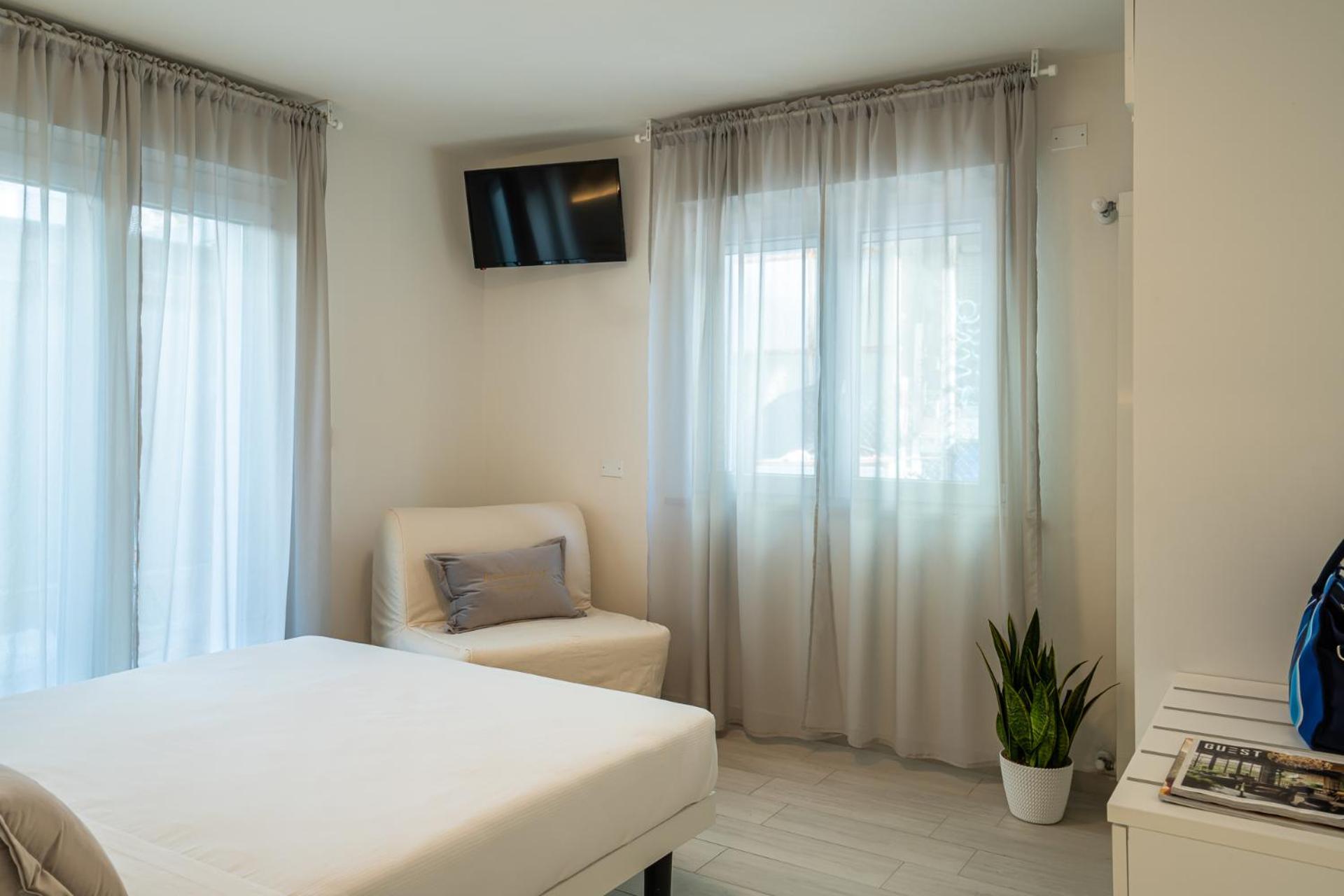 Villa Pra-tu Design Apartments a 100m dal Mare - P r a t u r e c c i Group photo 3