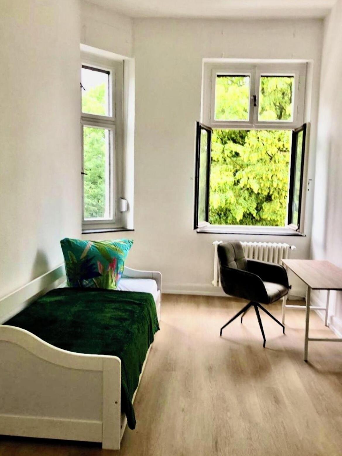 Ferienhaus Villa EMG Velbert nah Düsseldorf Essen Dortmund, Familien Gruppen bis 27 Personen, 3 Küchen, Kaminofen, Terrasse