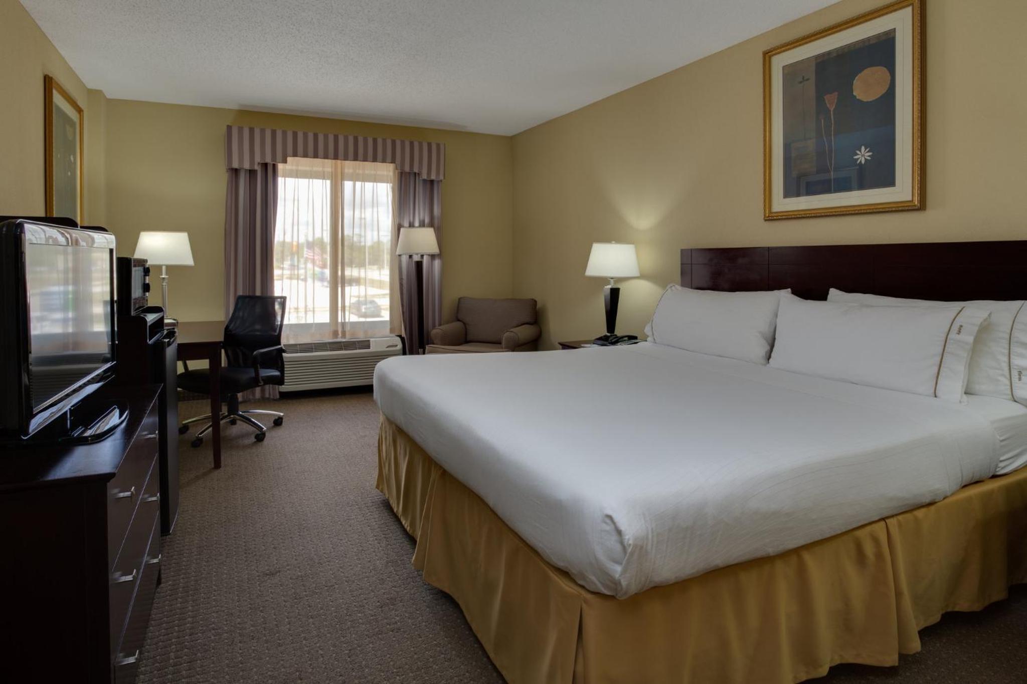 Sebring Vacations - Holiday Inn Express Suites Sebring, an IHG Hotel - Property Image 17