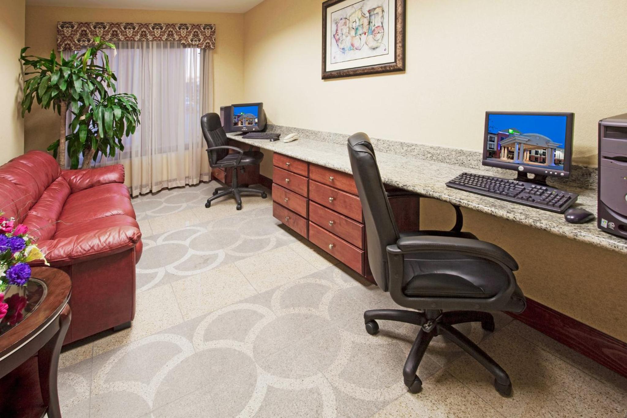 Sebring Vacations - Holiday Inn Express Suites Sebring, an IHG Hotel - Property Image 12