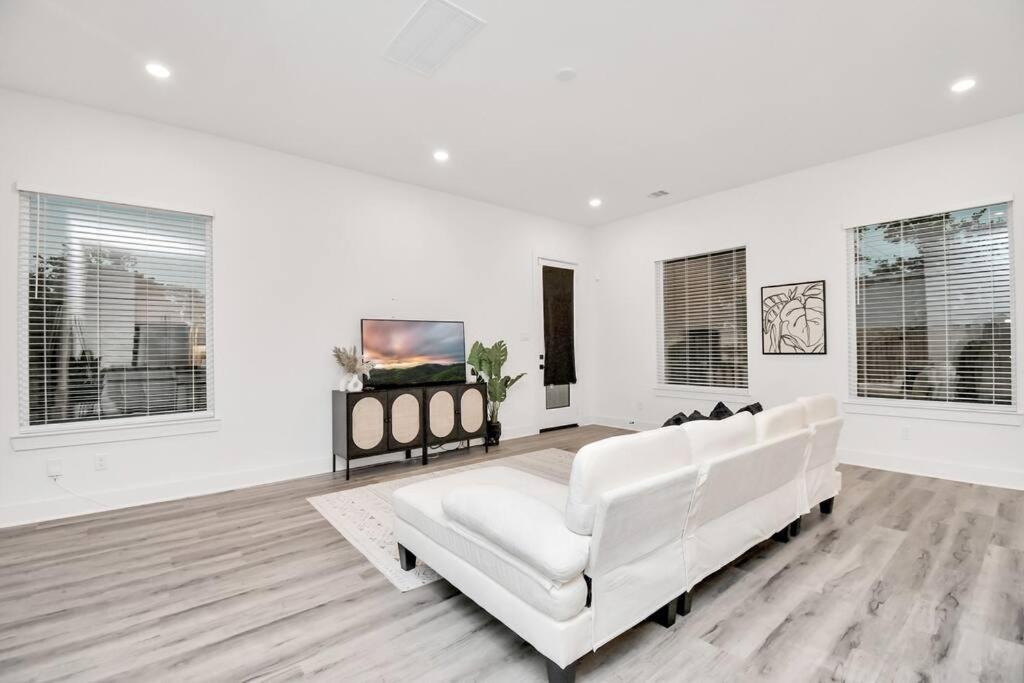 Stylish 4 Beds - Min to Downtown With Backyard view 2