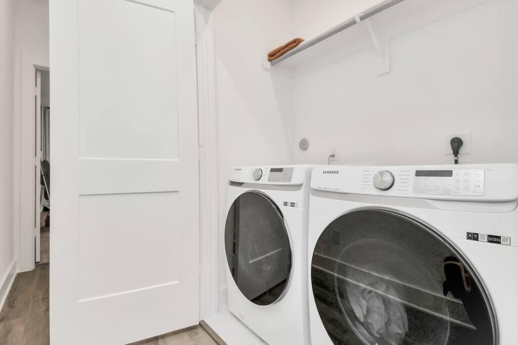 Stylish 4 Beds - Min to Downtown With Backyard view 3