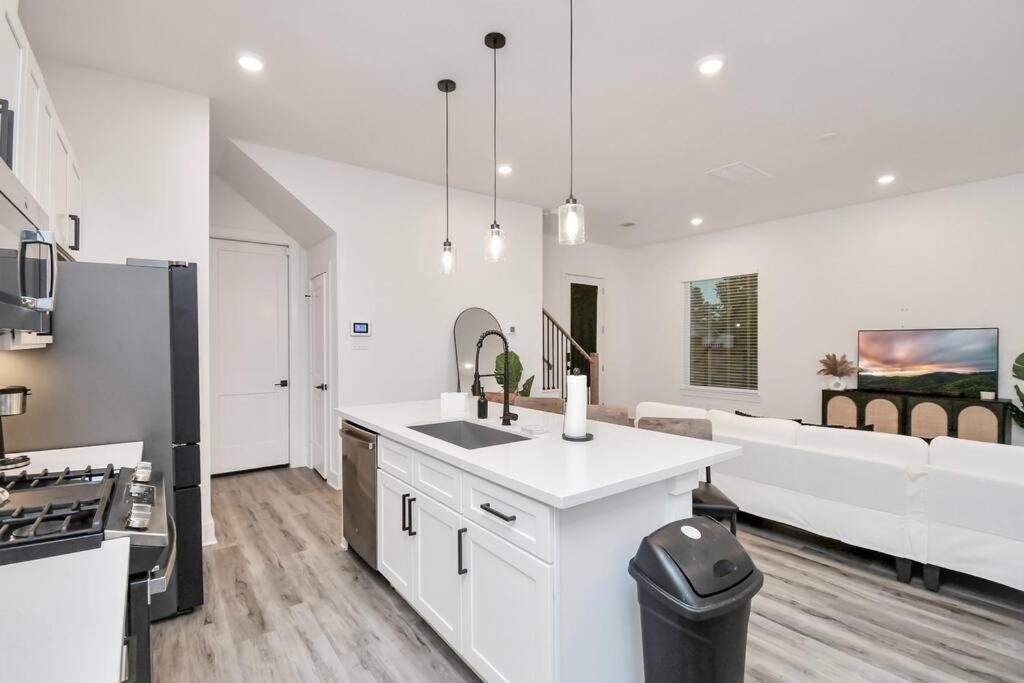Stylish 4 Beds - Min to Downtown With Backyard view 4