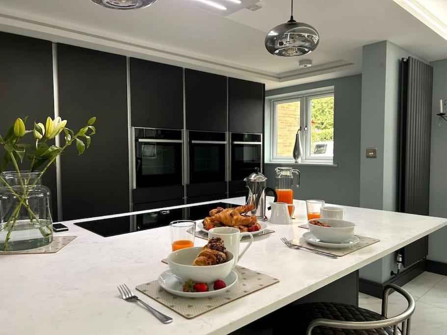 Moonsticks House - Exquisite Property, Sleeps 14 view 3