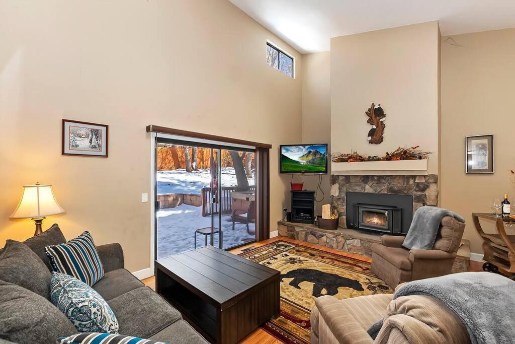 Oak Pines Lodge W Spa & fenced backyard view 5