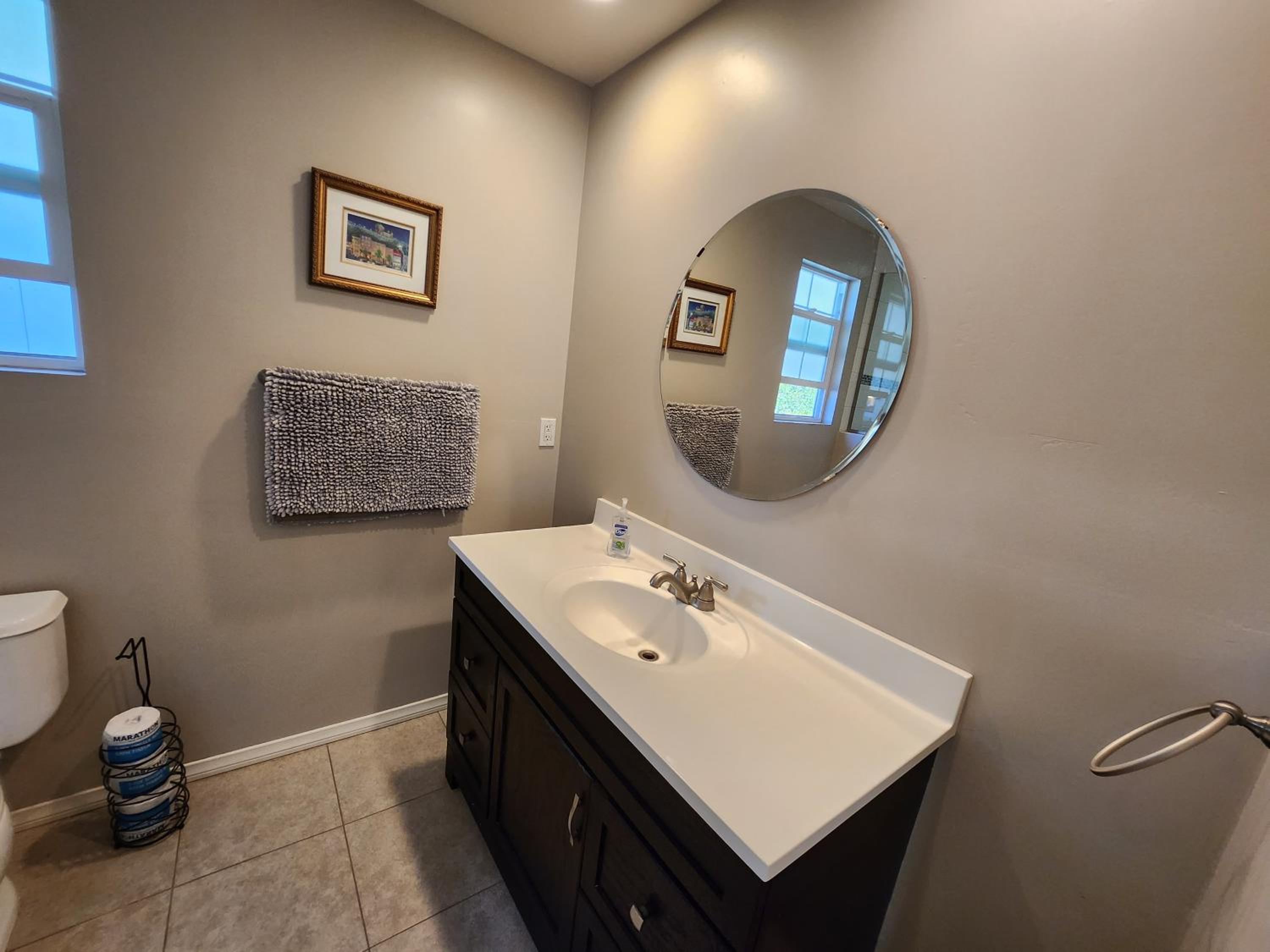Huge stand alone guest house with parking in heart of la Jolla village view 4