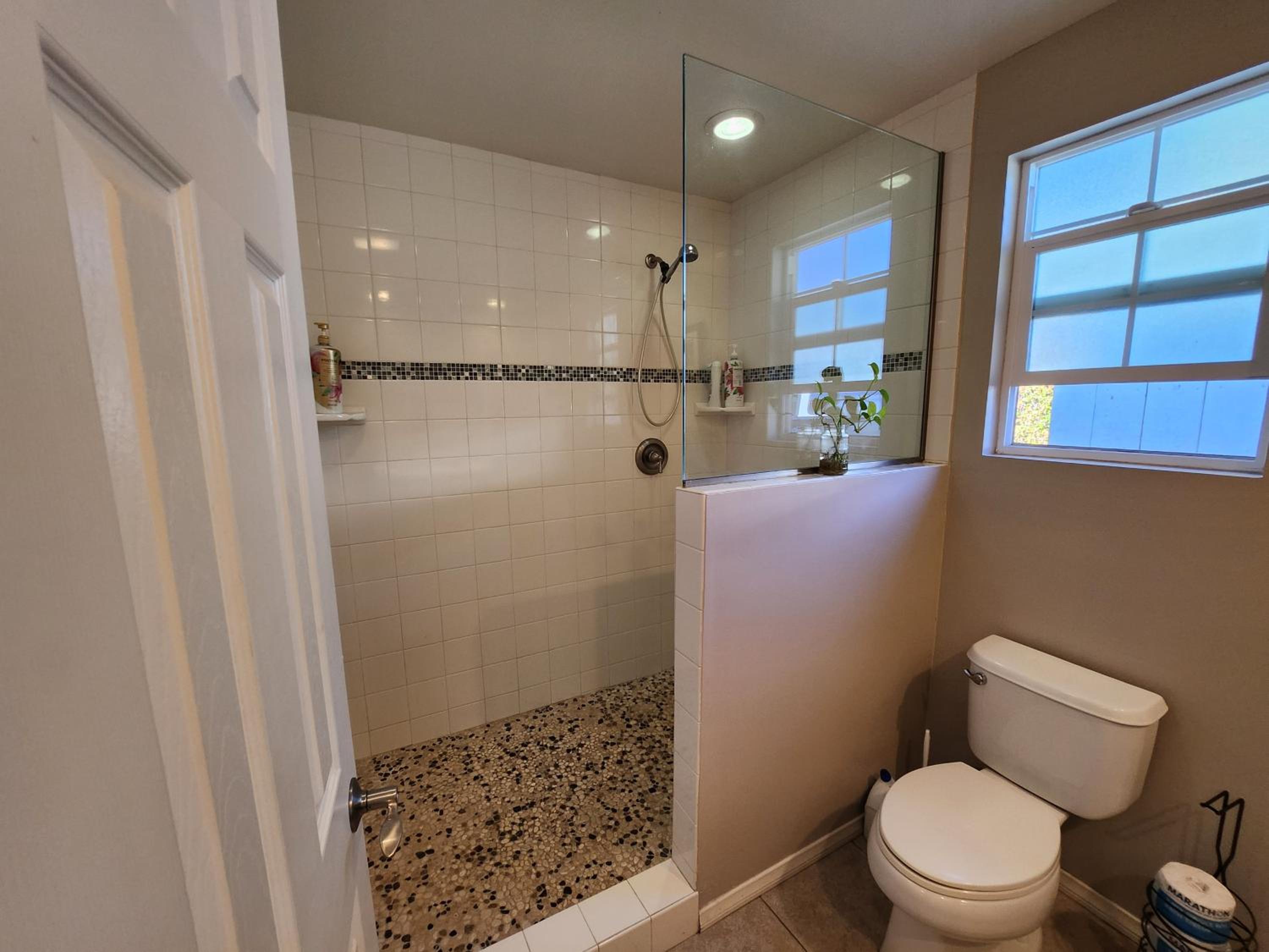 Huge stand alone guest house with parking in heart of la Jolla village view 5