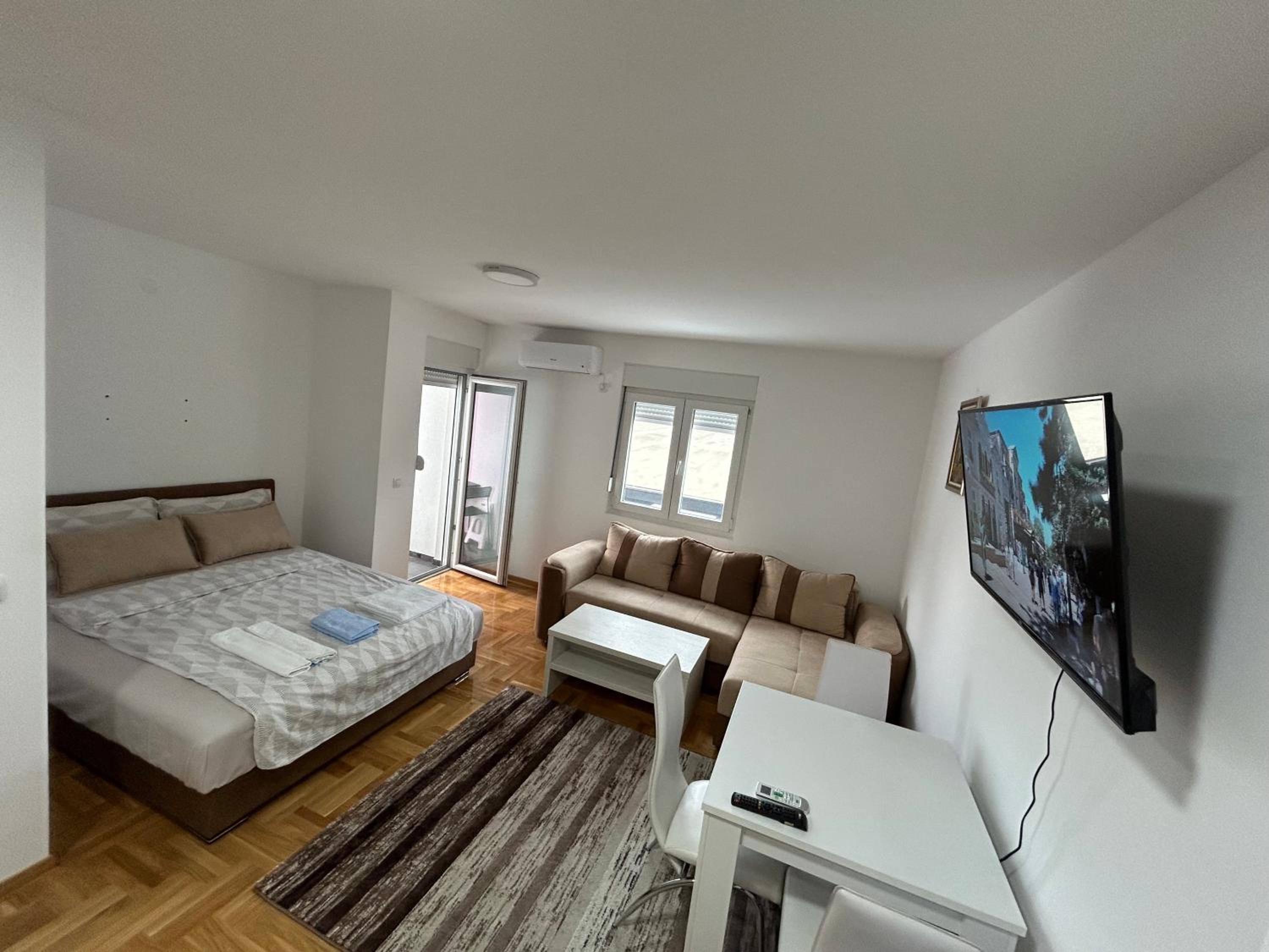 Apartmani Central 8 & Free parking view 2