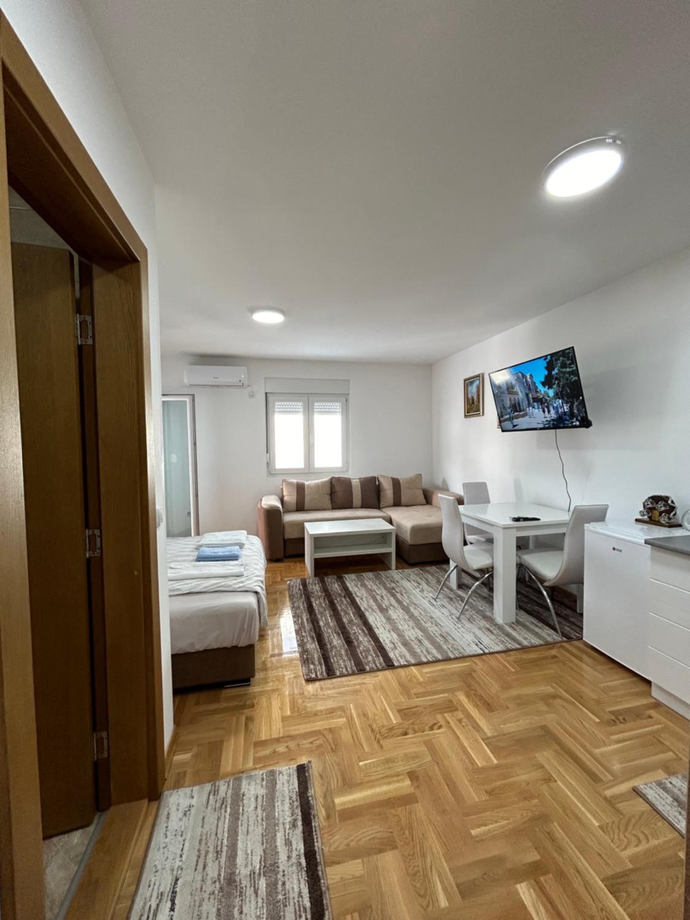 Apartmani Central 8 & Free parking view 4