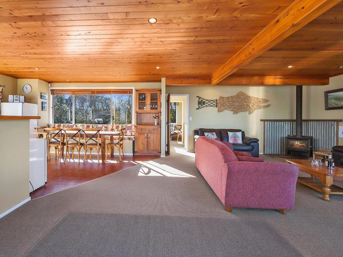 Absolute Waterfront with WiFi - Five Mile Bay Home view 4