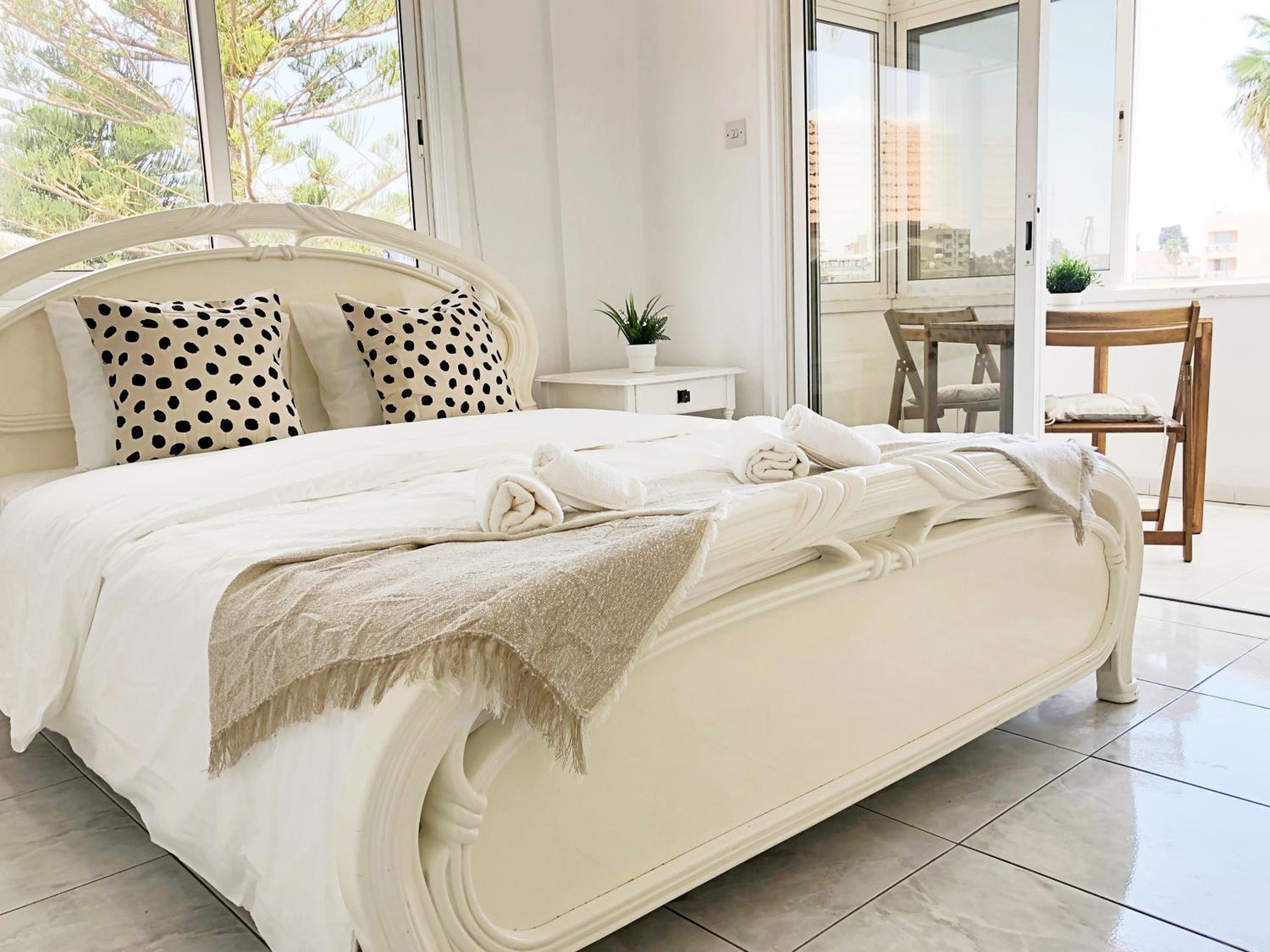 Large apartment close to Finikoudes Beach with 2 balconies