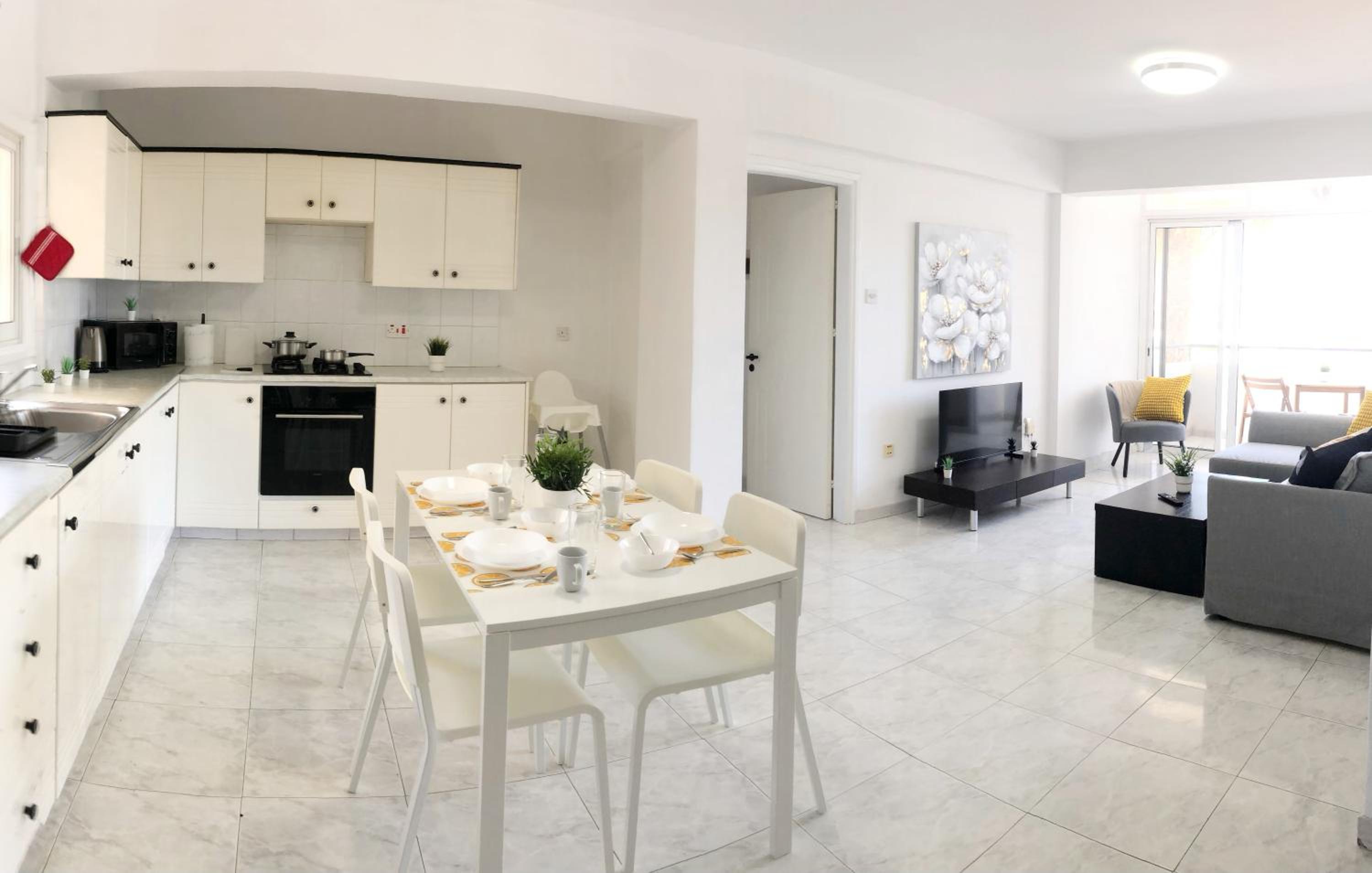 Large apartment close to Finikoudes Beach with 2 balconies