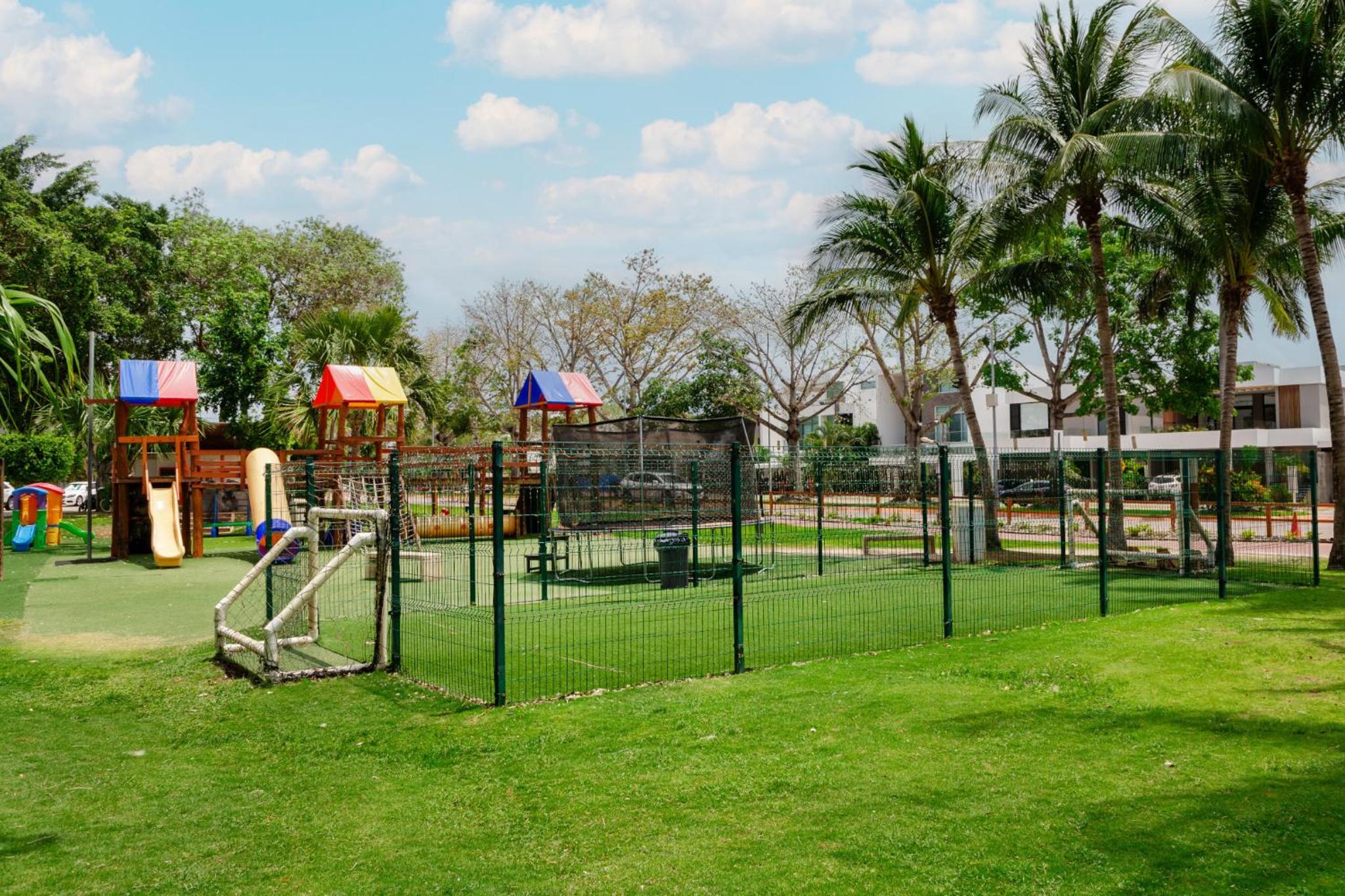 Large 4BR family House with Pool
