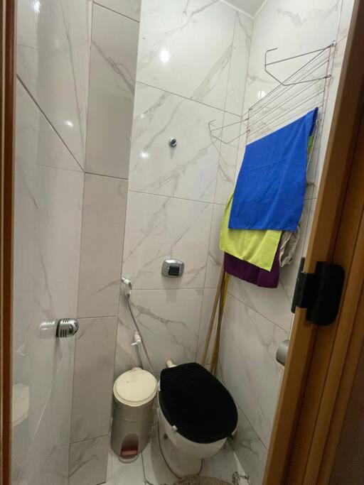 Amplo Quarto privado em casa compartilhada - Copacabana a 500m da praia