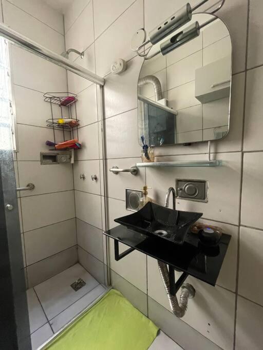 Amplo Quarto privado em casa compartilhada - Copacabana a 500m da praia