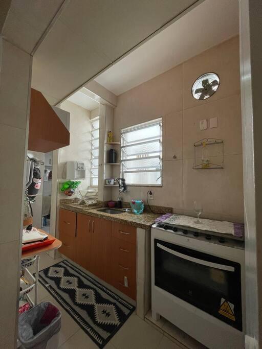 Amplo Quarto privado em casa compartilhada - Copacabana a 500m da praia