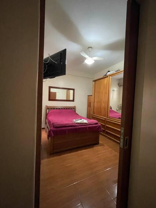 Amplo Quarto privado em casa compartilhada - Copacabana a 500m da praia