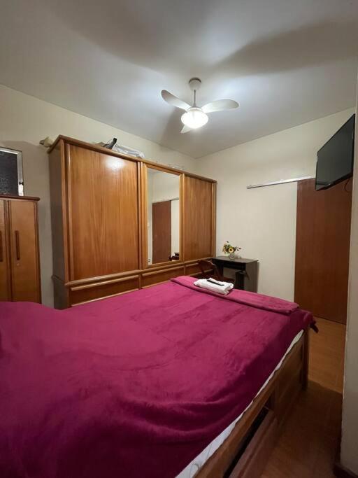 Amplo Quarto privado em casa compartilhada - Copacabana a 500m da praia