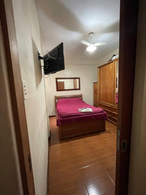 Amplo Quarto privado em casa compartilhada - Copacabana a 500m da praia