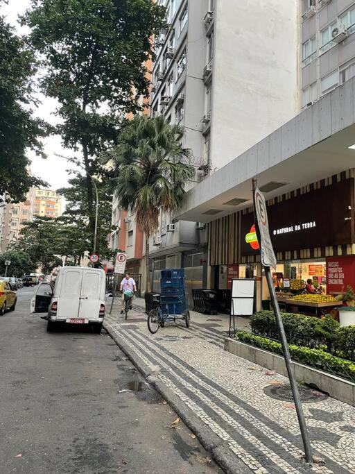 Amplo Quarto privado em casa compartilhada - Copacabana a 500m da praia