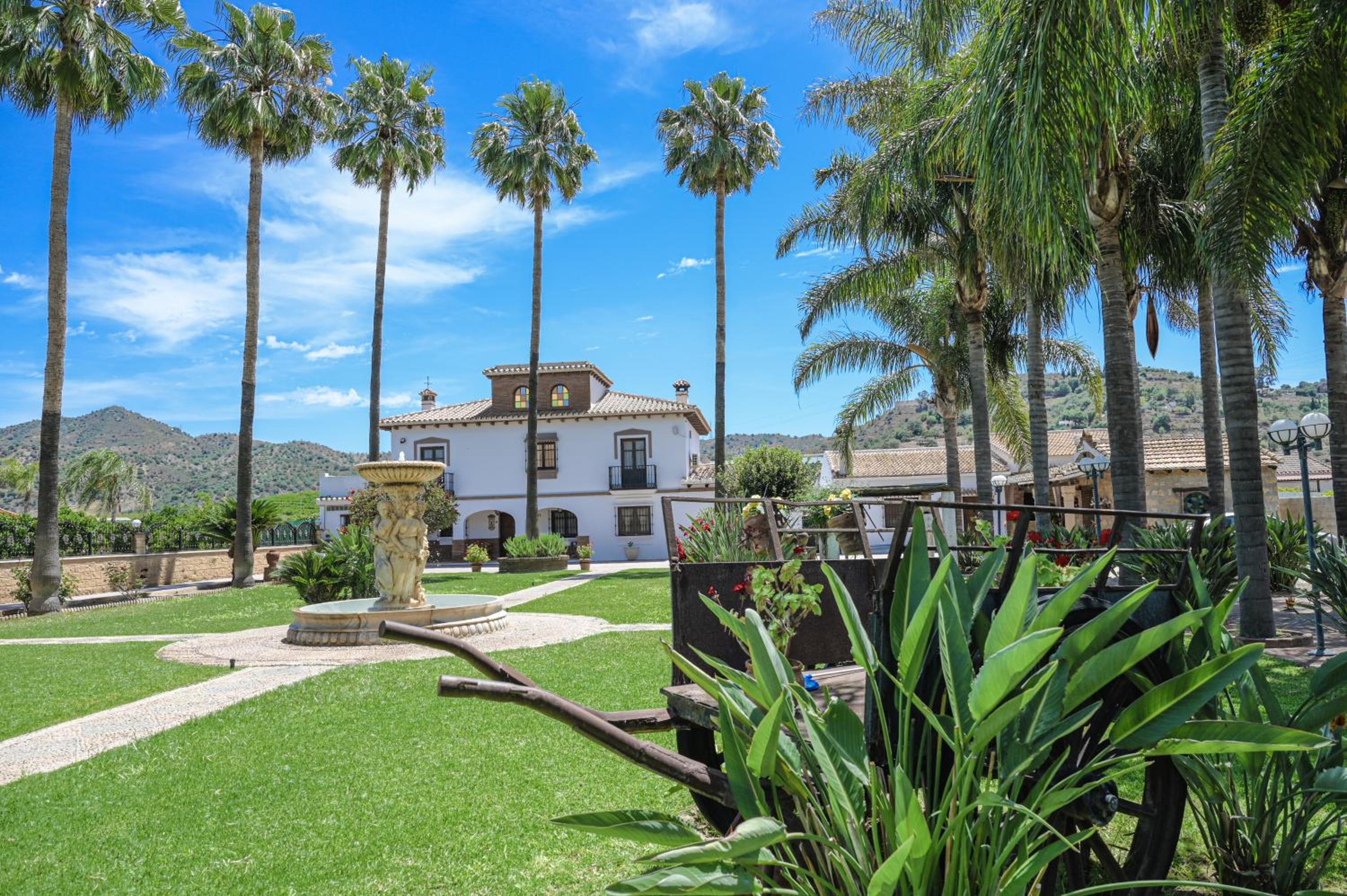 Amplia casa rural con precioso jardín cerca de Málaga capital.