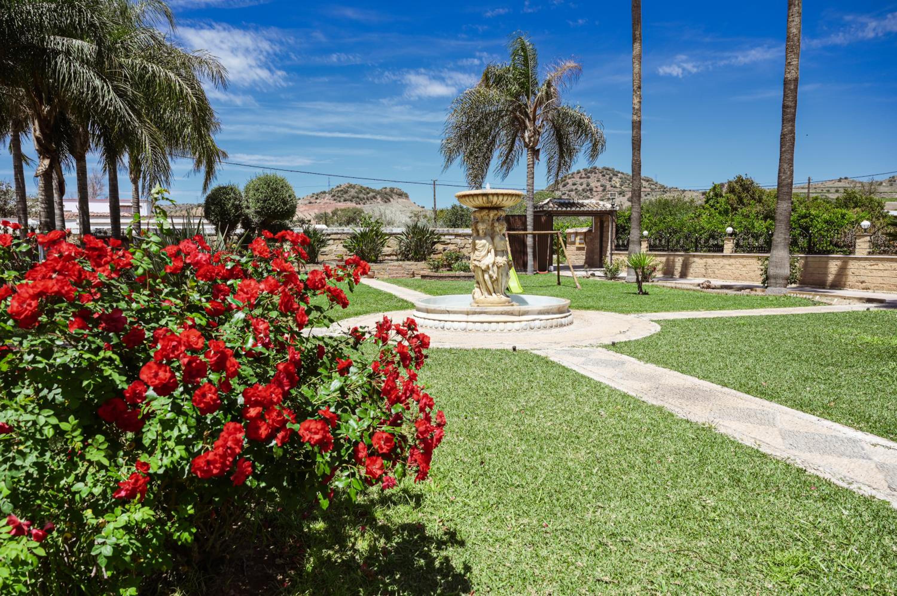 Amplia casa rural con precioso jardín cerca de Málaga capital.