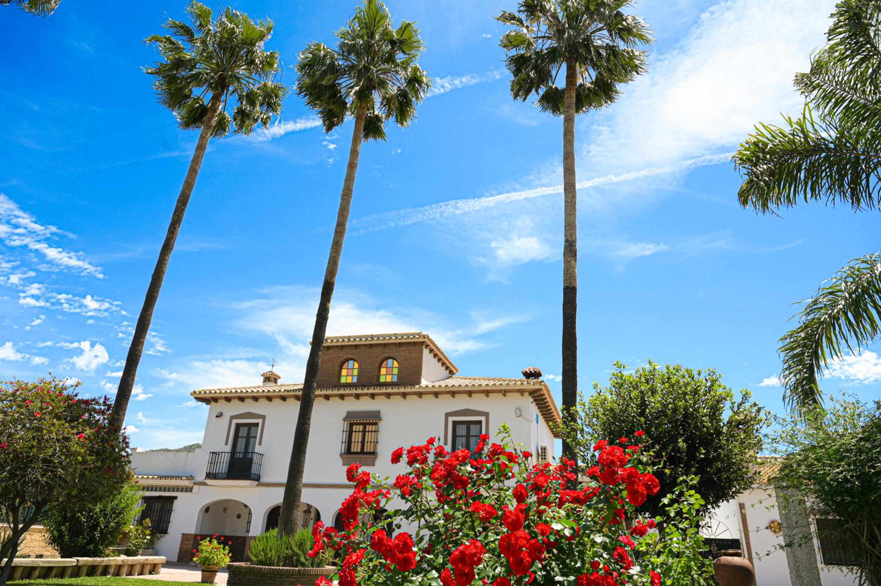 Amplia casa rural con precioso jardín cerca de Málaga capital.